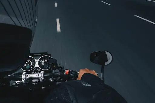 conduire de nuit en moto