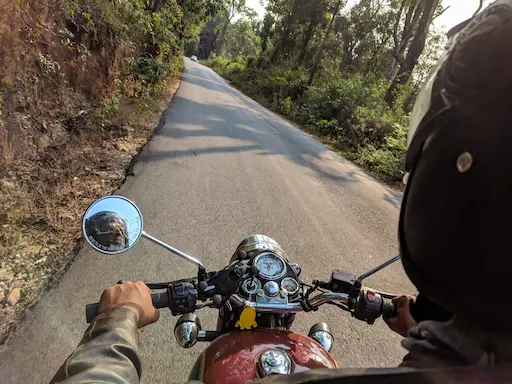 moto sur route de campagne